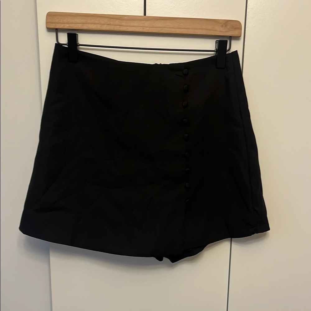DOBE Black Buttoned Women's Skort